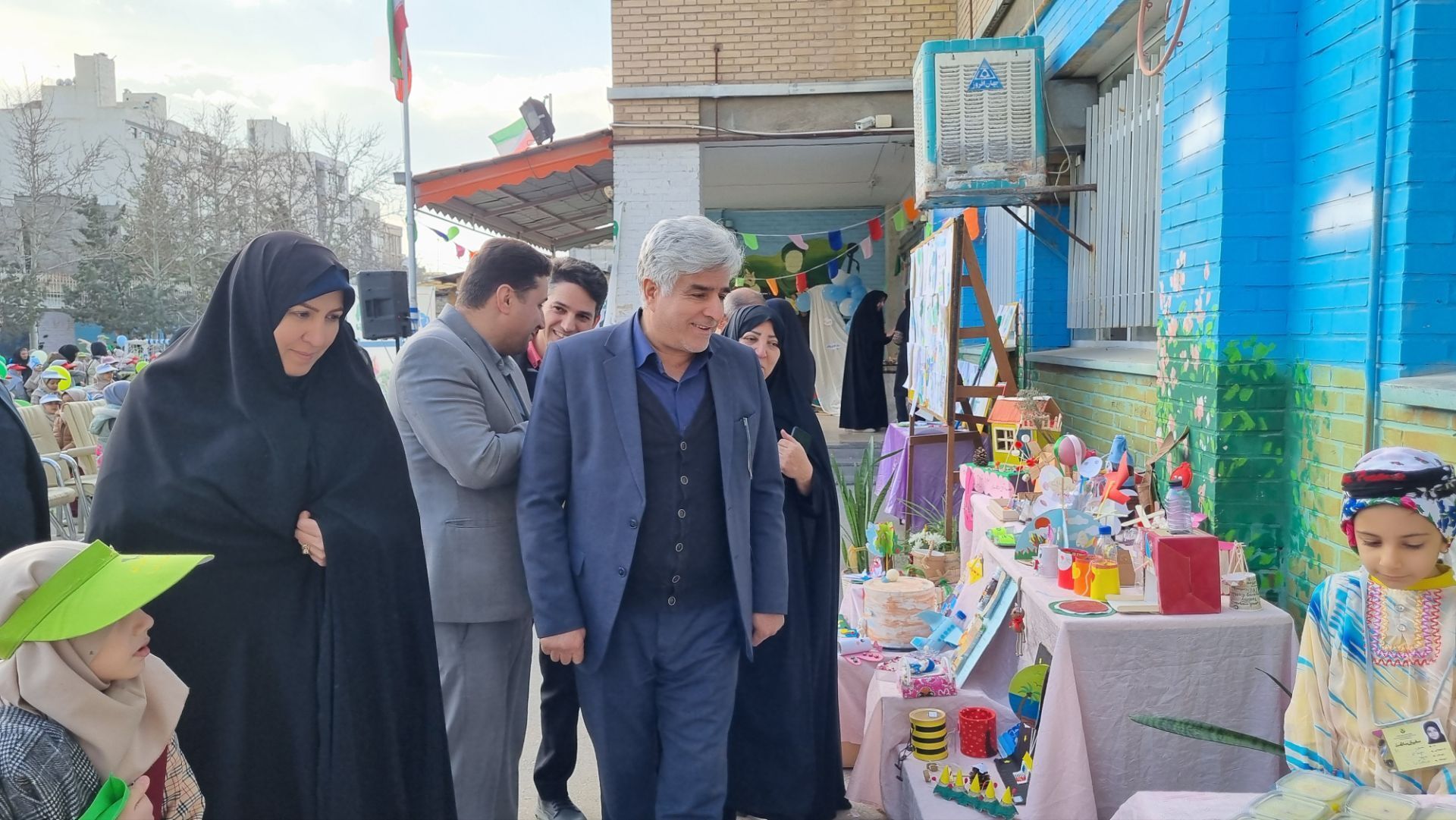 آیین نواختن زنگ هوای پاک در دبستان شریعه افشار‌نژاد ناحیه ۶