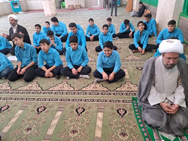 جشنِ تکلیفِ «به وقتِ میهن خدایی» دانش آموزان اشکذری همراه دستبوسی مادر
