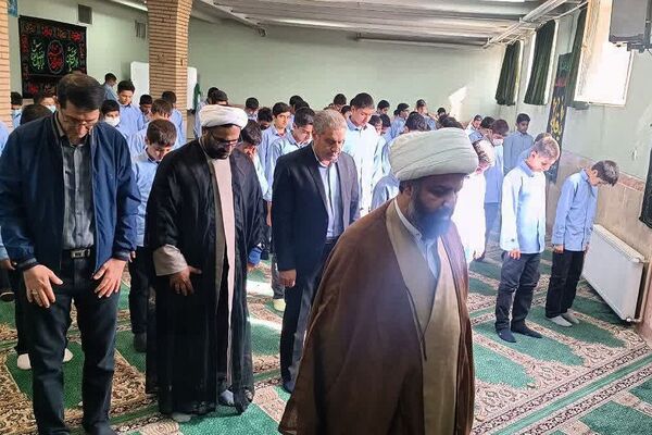برپایی نماز جماعت مدارس کهریزک با حضور امام جمعه منطقه 
