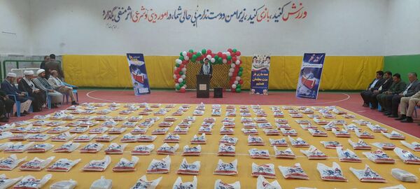 توزیع بسته‌های نوشت افزار ویژه دانش‌آموزان کم برخوردار در باخرز 