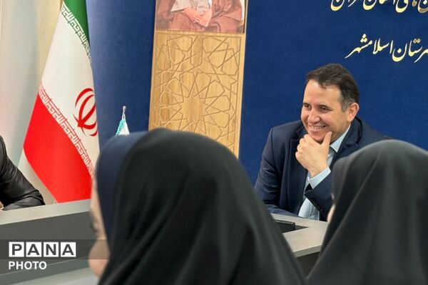 نشست خبری مدیر آموزش‌وپرورش شهرستان اسلامشهر با اصحاب رسانه نوجوان