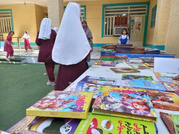 نمایشگاه کتاب در دبستان مریم بندرعباس