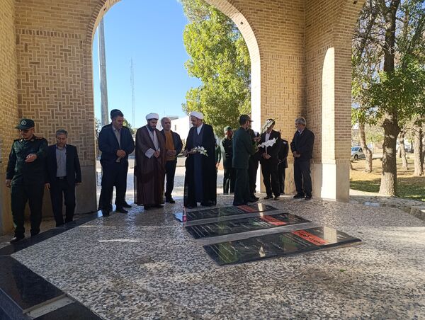 غبار روبی مزار شهدای گمنام شهرستان سلطانیه 