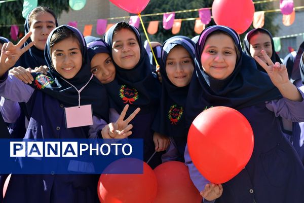 جشن میلاد حضرت زینب(س) با حضور مادران پرستار در دبستان علویان بهارستان‌دو