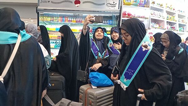 بدرقه دختران دانش آموز از ایستگاه پروازی مشهد به سوی سرزمین وحی