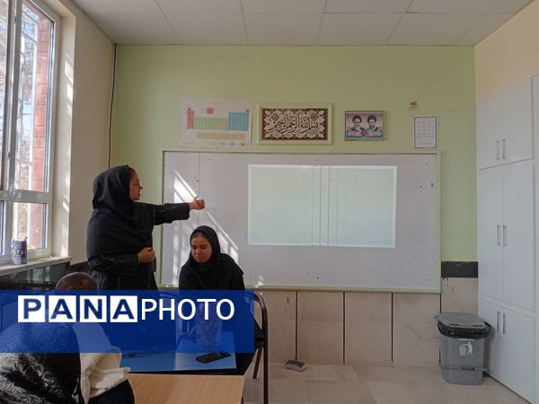 نخستین جلسه هدایت تحصیلی ویژه پایه نهم در دبیرستان مادرمهربان خلیل آباد