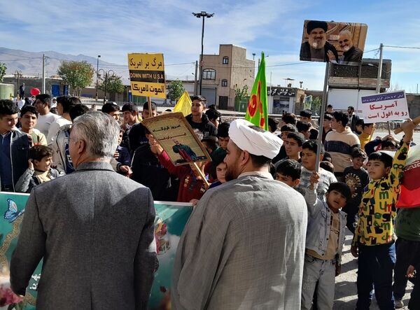 راهپیمایی ۱۳ آبان دانش‌آموزان روستای نمرور 