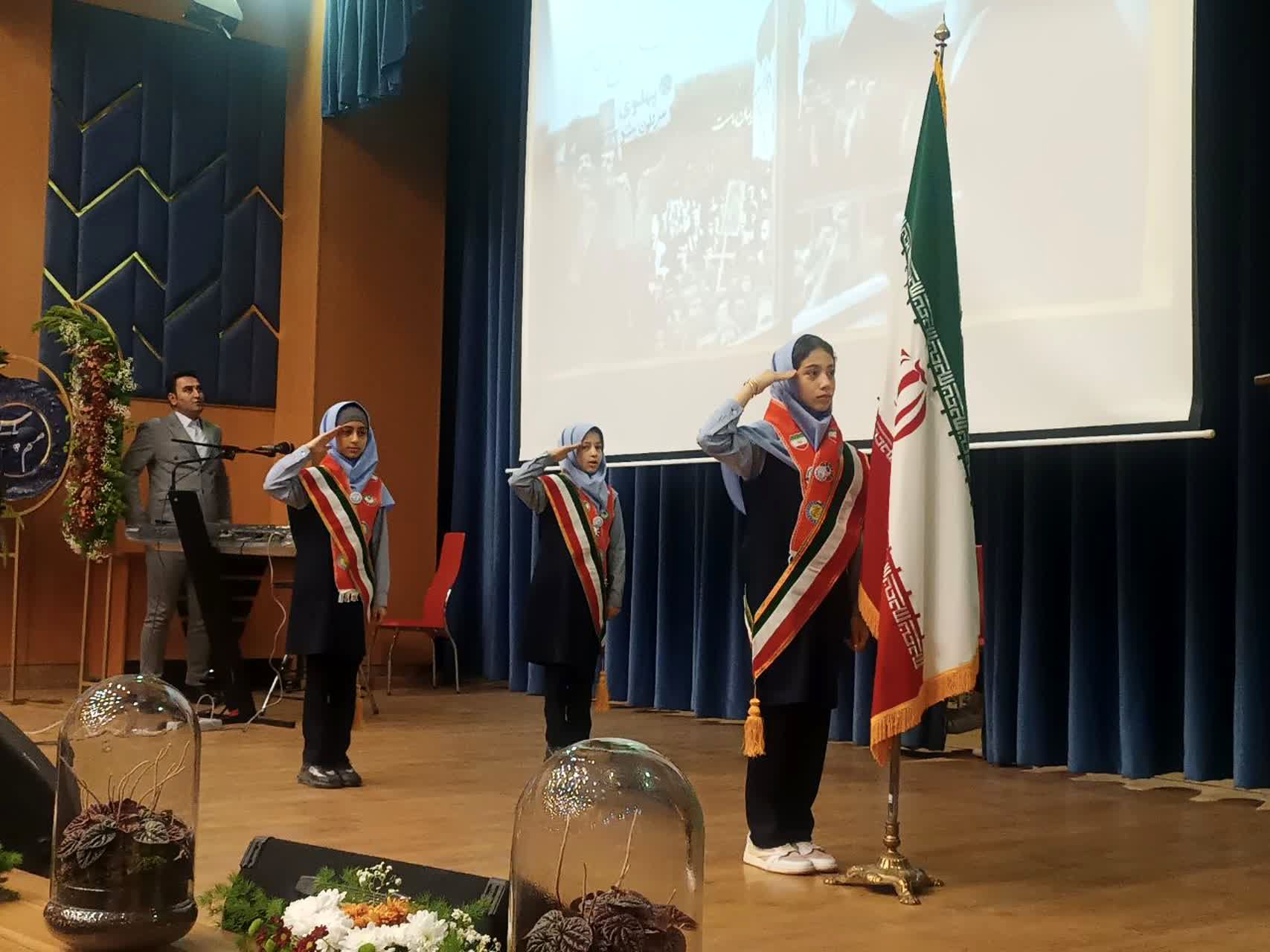 نواختن زنگ سپاس در فرهنگسرای آریو مصلی نژاد 