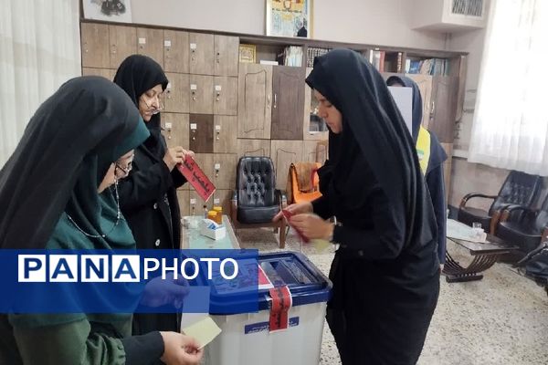 انتخابات شورای دانش‌آموزی در دبیرستان شاهد تکتم ناحیه 3 مشهد