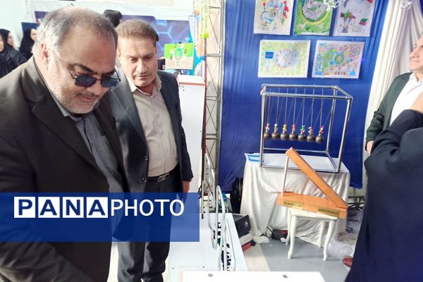 بازدید رئیس اداره آموزش و پرورش کهریزک از نمایشگاه دستاوردهای دانش‌آموزی در اداره کل آموزش و پرورش شهرستانهای تهران 
