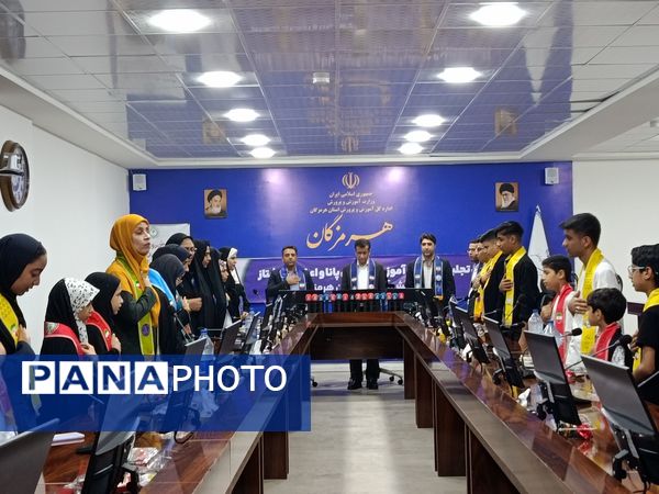 تجلیل از خبرنگاران پانای هرمزگان با حضور مدیرکل آموزش و پرورش 