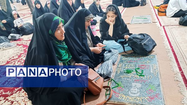 قرائت زیارت عاشورا توسط زائران مسجد جمکران در گلزار شهدای یاسوج