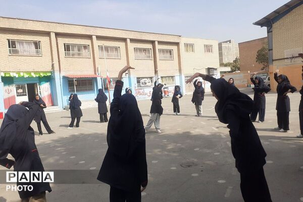 رقابت دوستی و سلامتی هفته تربیت‌بدنی با شور و نشاط دانش‌آموزان در دبیرستان توحید یک