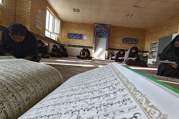 محفل انس با قرآن و مسابقات قرآن و عترت در دبیرستان الزهرا(س) دیشموک