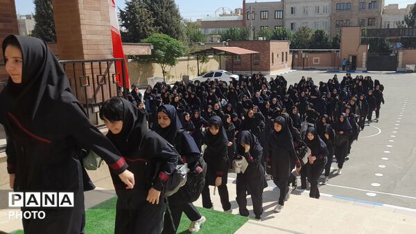 آغاز سال تحصیلی در دبیرستان مهرآفرین با شور و نشاط دانش‌آموزان