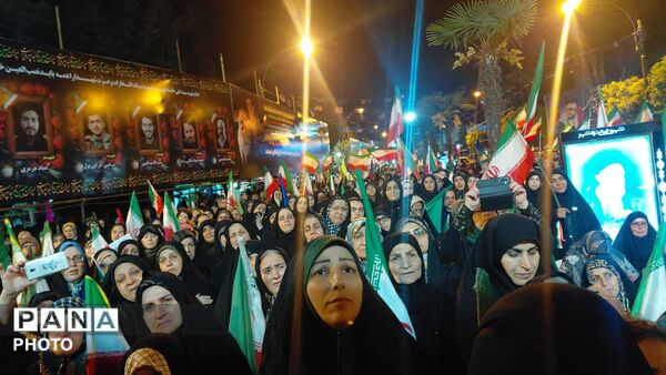 به فرمان رهبر در خیابان می‌مانیم