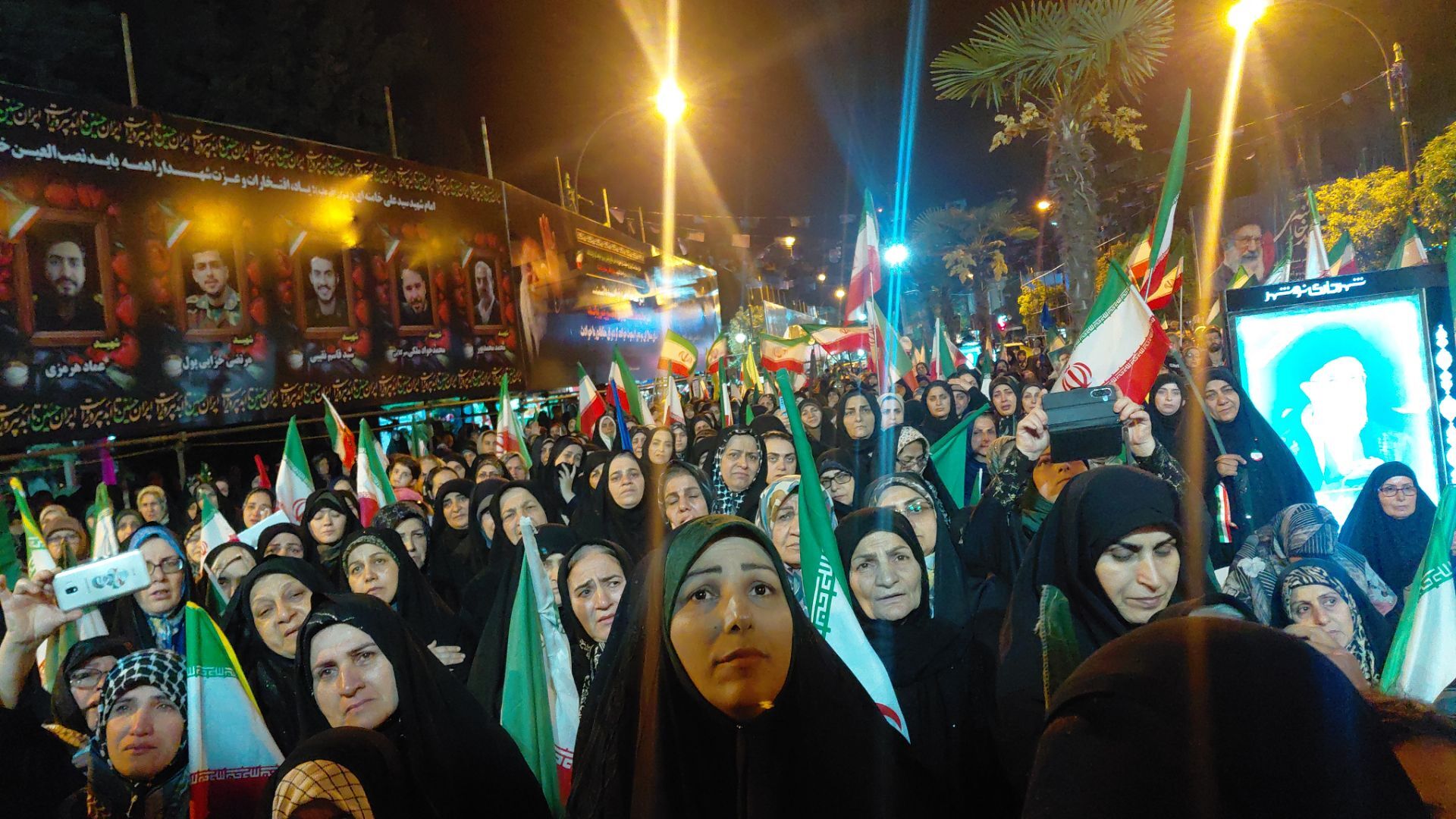 به فرمان رهبر در خیابان می‌مانیم
