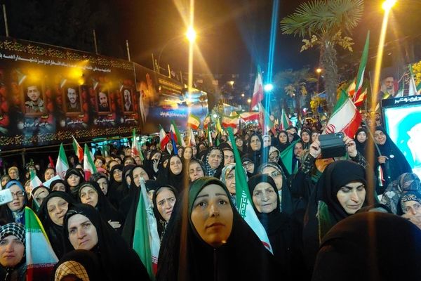 به فرمان رهبر در خیابان می‌مانیم