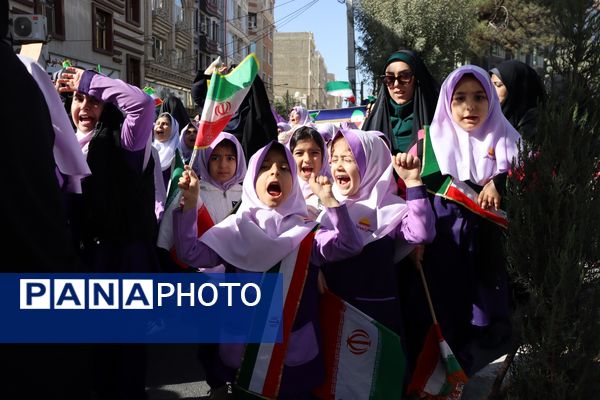 حضور پرشور دانش‌آموزان و مسئولین در راهپیمایی ۱۳ آبان در ناحیه یک بهارستان