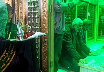 آیین غبار روبی امامزادگان دوخاتون شهرکرد در دهه کرامت