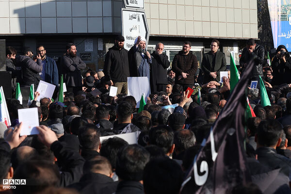تجمع سوگواران رهبر شهید انقلاب در مقابل دانشگاه تهران