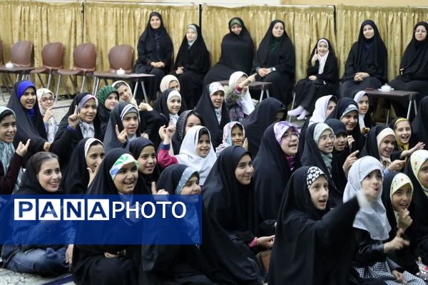 ضیافت افطاری جمعی از دانش‌آموزان با امام جمعه یزد 