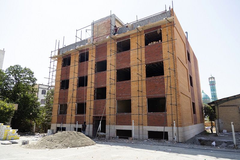 سنگ تمام پدر بزرگ ۹۹ ساله برای تکمیل مدرسه دهه نودی‌های روستا