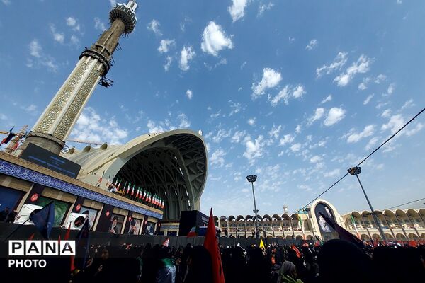 حضور باشکوه خونخواهان رهبر شهید در مصلی امام خمینی(ره) تهران