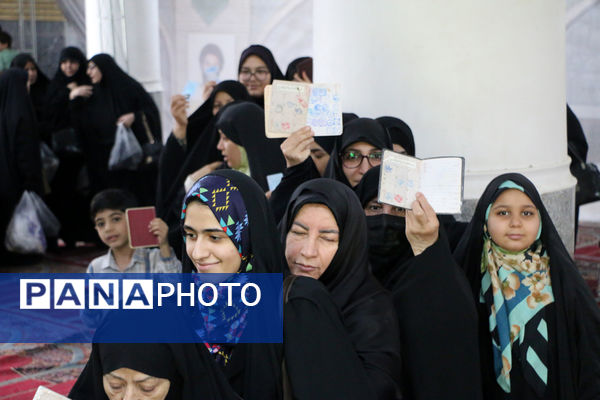 جلوه‌هایی از حضور نوجوانان قمی در شعبه‌های اخذ رای -1