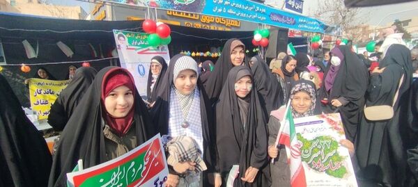 حماسه حضور فرهنگیان و دانش‌آموزان منطقه ۵ در راهپیمایی ۲۲ بهمن