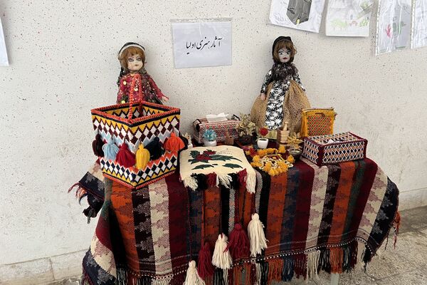نمایشگاه دانش‌آموزان دبستان دانش آباده به‌مناسبت هفته ماها