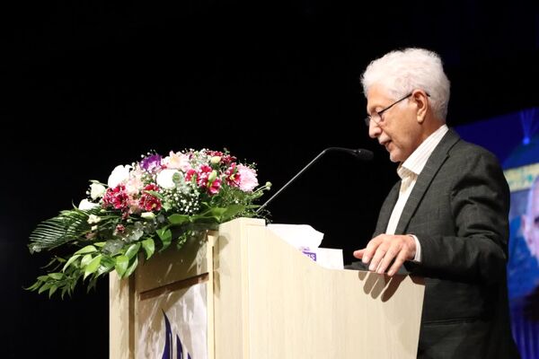 سند هویتی استاد ایرج افشار در یزد رونمایی شد