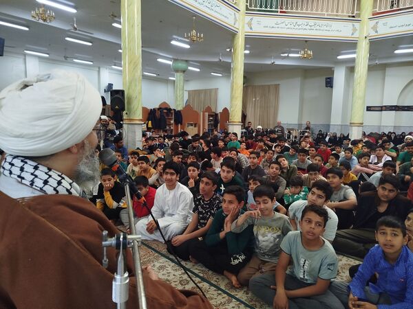 حضور امام جمعه شهرستان کاشمر در بین معتکفین دانش‌آموز در مسجد جامع شهرستان کاشمر 