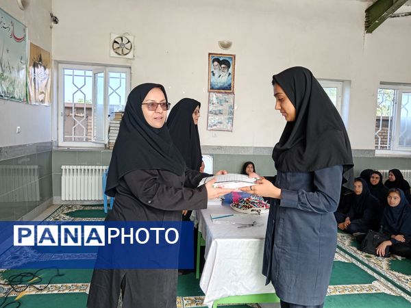 اهدای چادر به مناسبت روز دختر در خلیل‌آباد