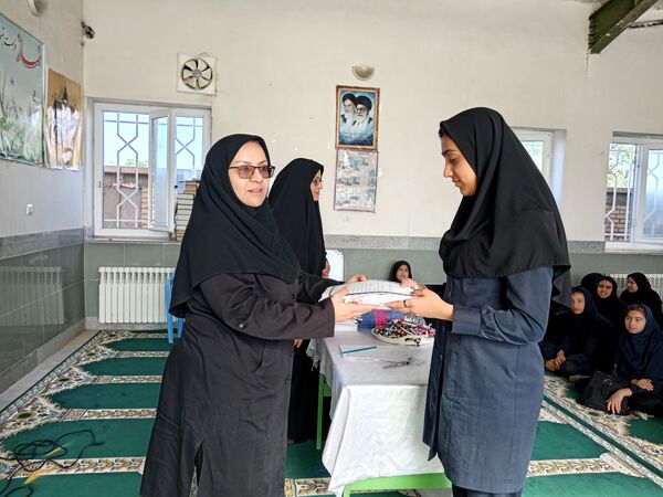 اهدای چادر به مناسبت روز دختر در خلیل‌آباد
