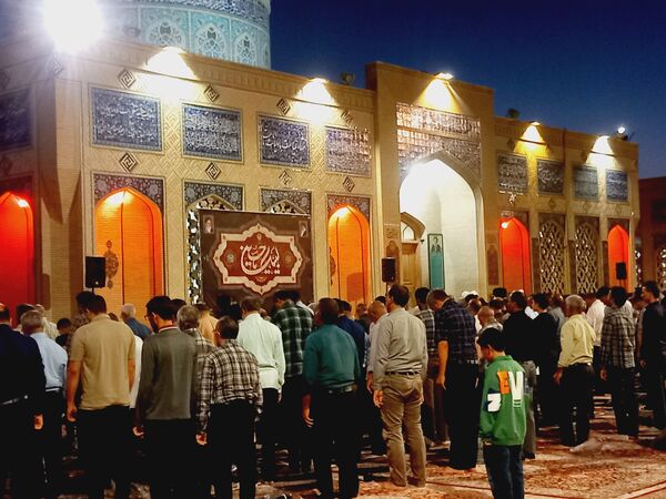 برپایی نماز جماعت در آرامگاه شهید مدرس 