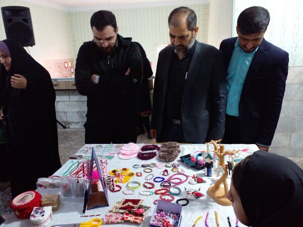  بازارچه کار آفرینی و دست سازه‌های دانش‌آموزی در دبستان دخترانه هدی