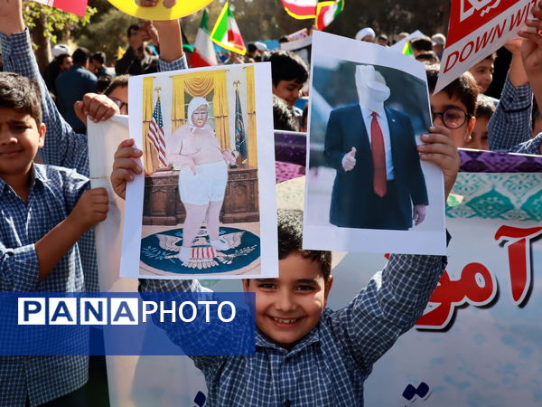 حضور افتخارآفرین دانش آموزان میبدی در تجمع یوم الله سیزده آبان 