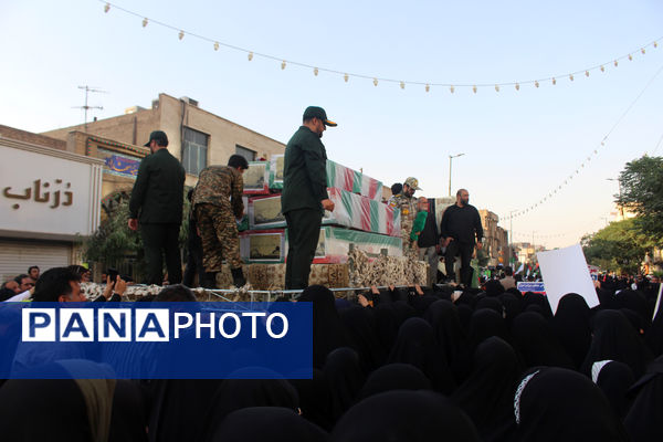 جلوه‌های حماسی از حضور نوجوانان قمی در مراسم تشییع شهدا 