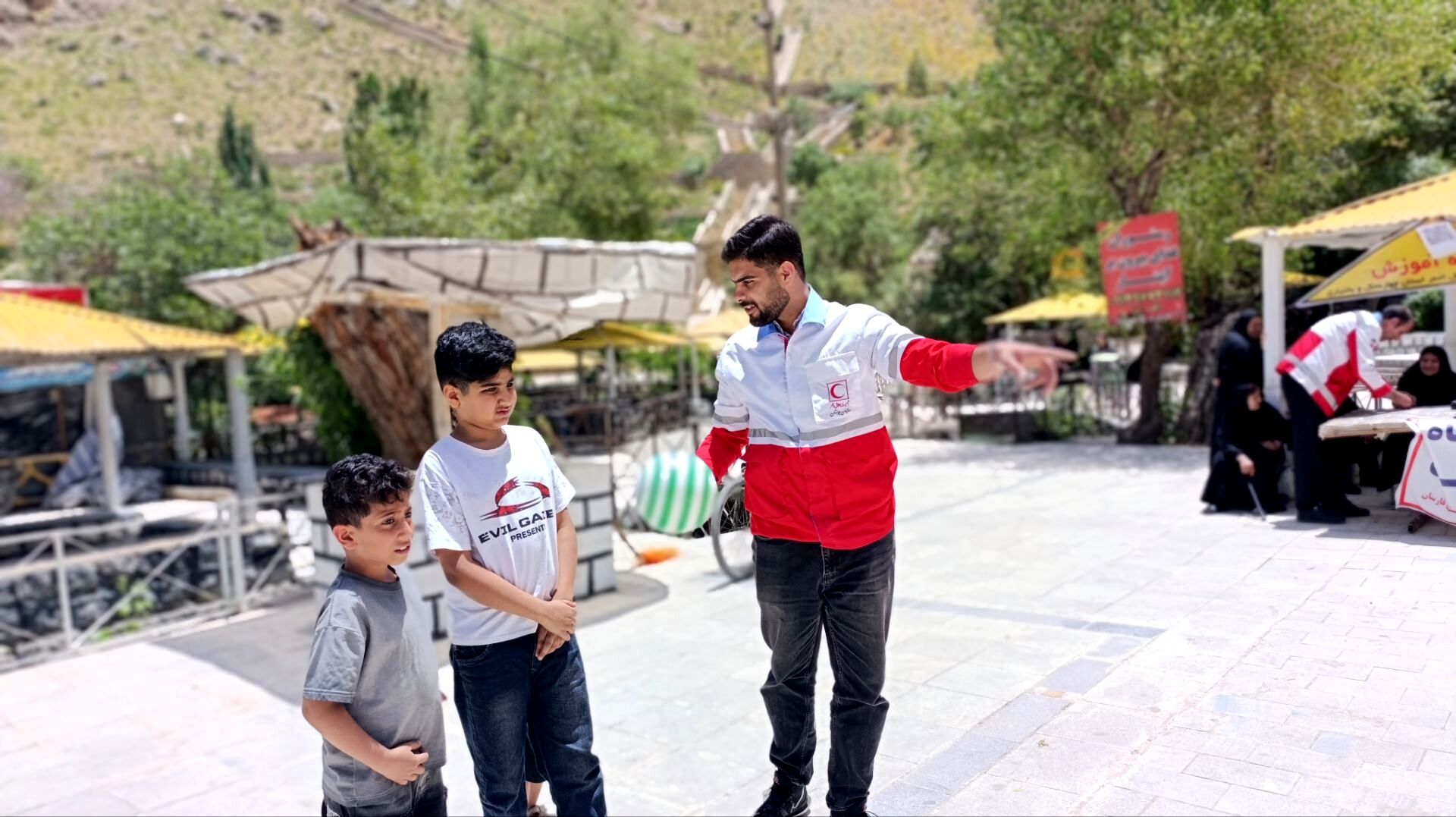 ایستگاه خدمت در پیرغار؛ تکاپوی جوانان هلال‌احمر
