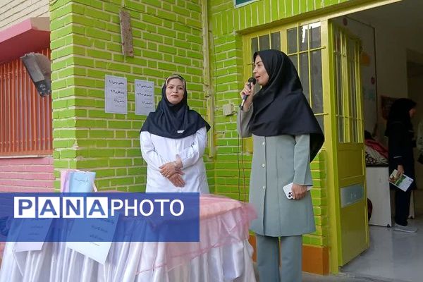 برگزاری جشن و تجلیل از مادران پرستار در مدرسه دکتر رزمی و قدس ناحیه دو شهرری 