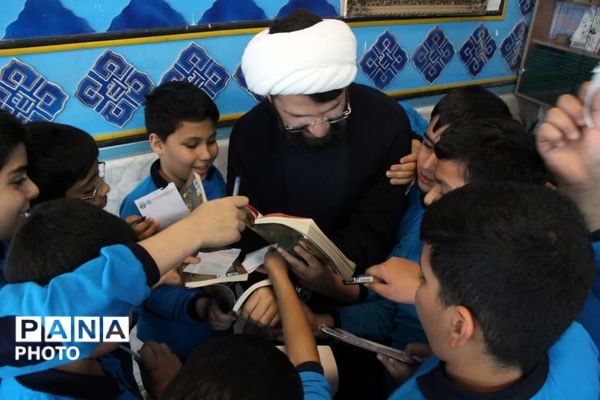 محفل نویسنده کتاب «فرمانده سری» در یزد