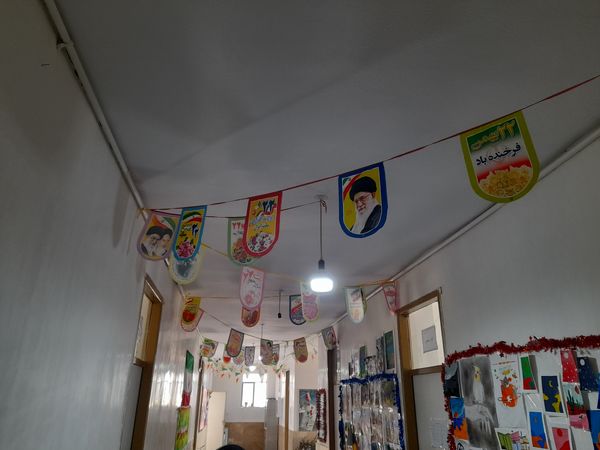 نواخته شدن زنگ گلبانگ انقلاب اسلامی در دبیرستان پگاه روستای مارکده