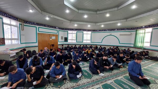 برگزاری نماز جماعت و زیارت عاشورا در دبیرستان شاهد