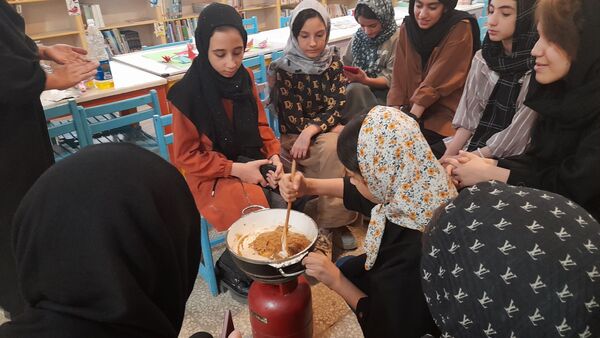 آموزش دوخت مقنعه و پخت و تزیین حلوا در کانون شماره 4 قم