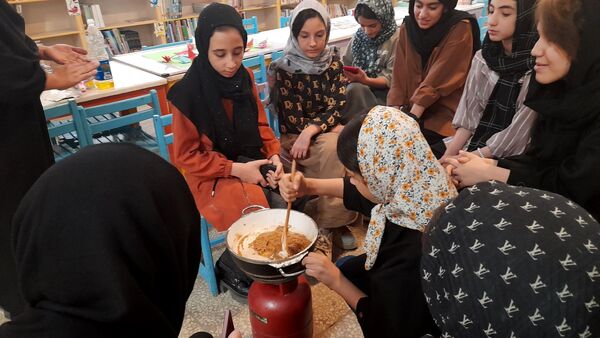آموزش دوخت مقنعه و پخت و تزیین حلوا در کانون شماره 4 قم