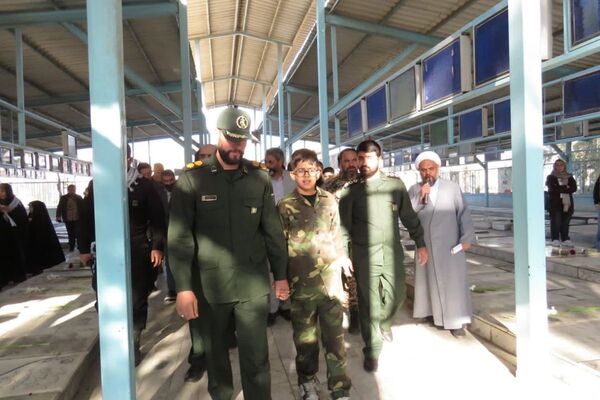 احترام به مقام شهدا با حضور فرماندهان و بسیجیان در گلزار بی‌بی سکینه(س) شهرستان ملارد