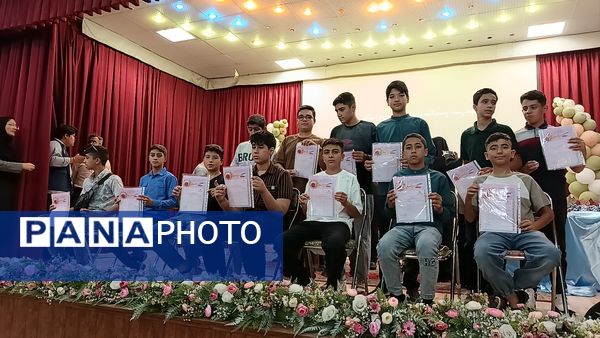 تقدیر از رتبه های استانی و کشوری جشنواره فرهنگی هنری فردا