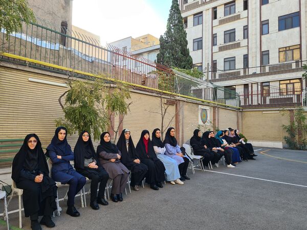 آئین نواختن زنگ مهر در دبیرستان دخترانه فرهنگ ۱۳ 