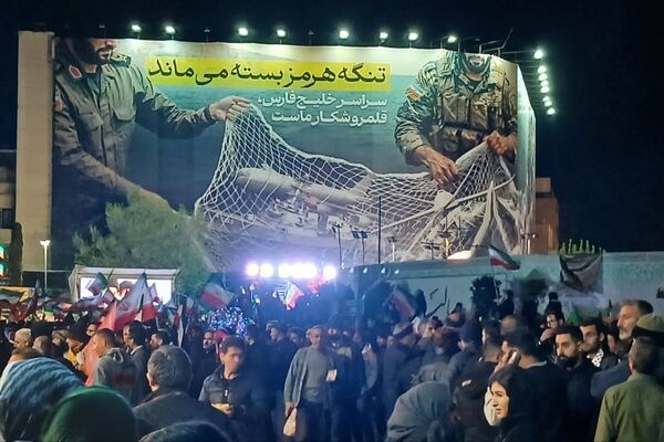 تجمع شهروندان در چهلم کودکان میناب کنار دیوارنگاره میدان انقلاب